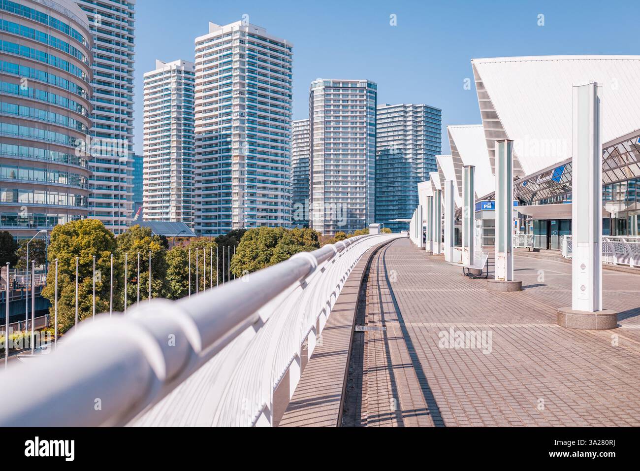 Paesaggio urbano di Yokohama, edifici moderni, passaggio pedonale e stazione Foto Stock