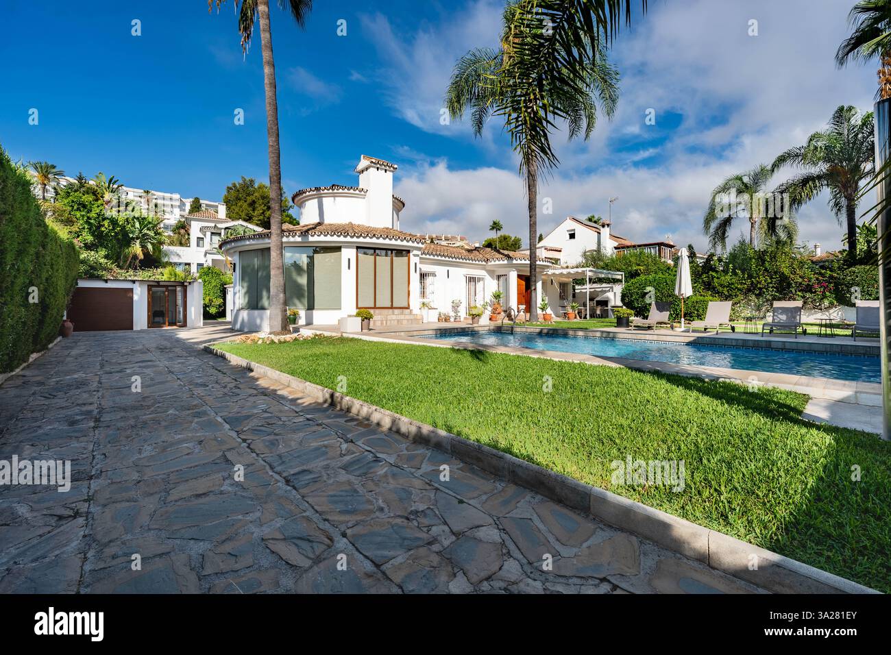 un'immagine da una lussuosa villa mediterranea che si affaccia sulla piscina privata e sul giardino con palme Foto Stock