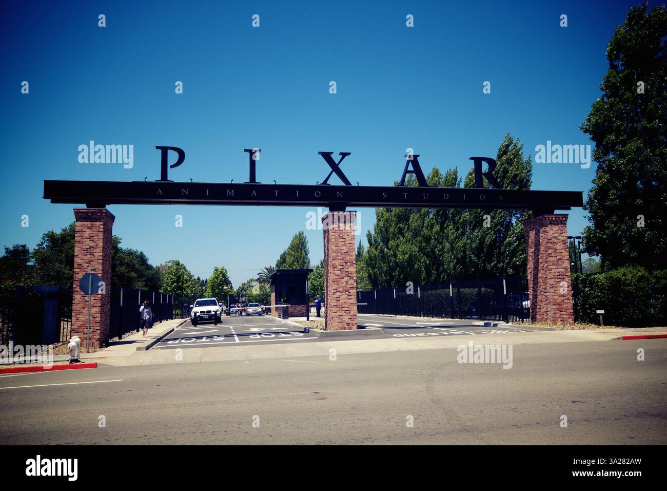 L'ingresso ai Pixar Animation Studios, con un grande cartello con la parola "PIXAR" in evidenza. La zona è soleggiata con cieli azzurri limpidi A. Foto Stock