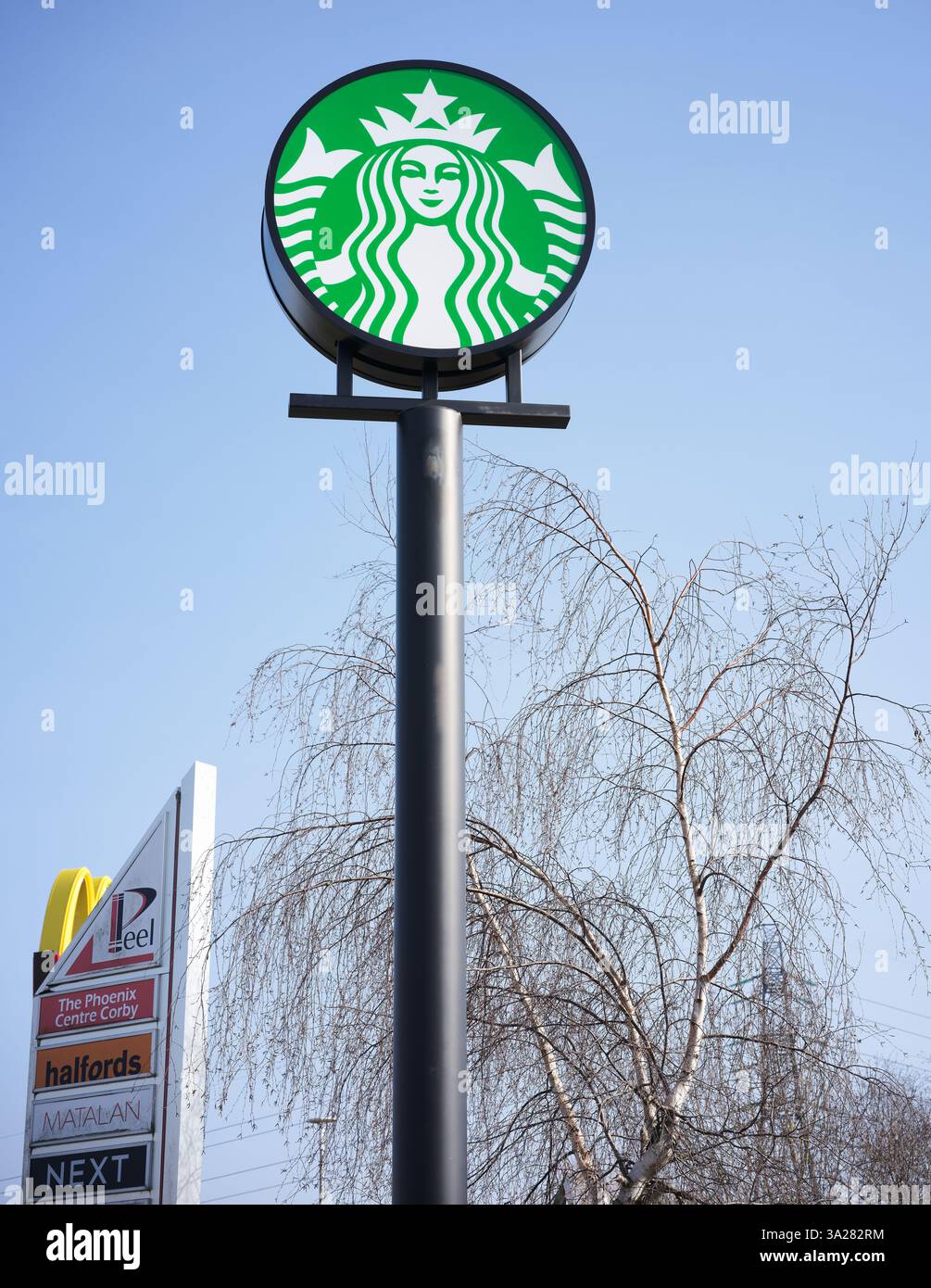 Cartello Starbucks Coffee Shop presso il complesso commerciale Phoenix Park, Corby, Inghilterra. Foto Stock