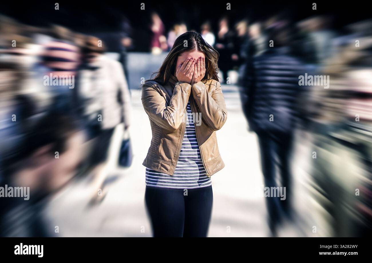 Stress, ansia, paura o attacco di panico in pubblico. Donna con disturbo di salute mentale. Fobia della folla di persone. Schizofrenia, agorafobia o paranoia. Foto Stock