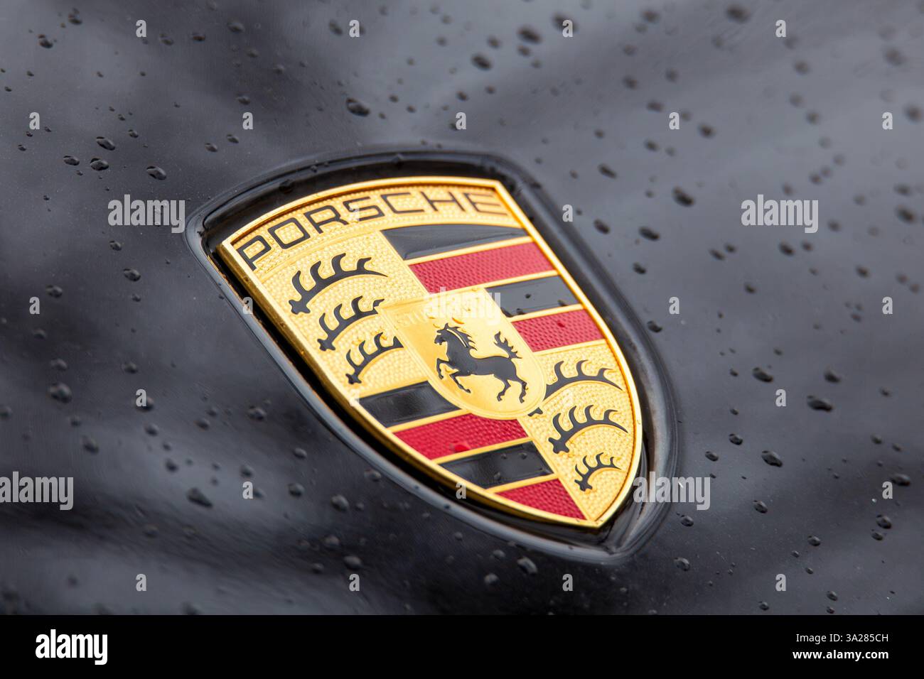 Primo piano del logo Porsche su una Porsche Cayenne Foto Stock