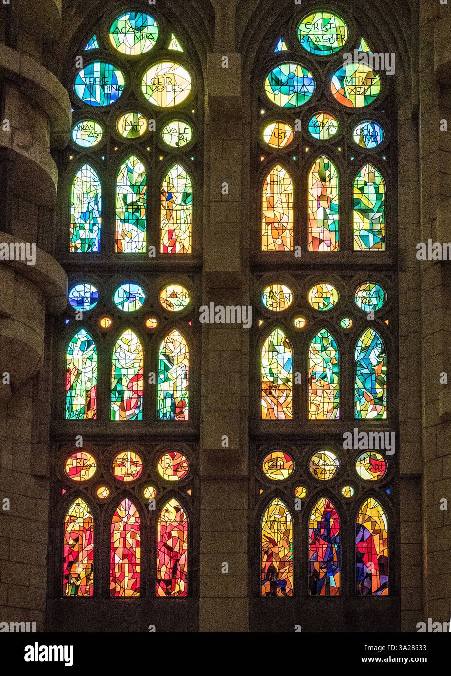 Le vetrate colorate di Joan Vila-Grau nella Sagrada Familia a Barcellona, Spagna. Foto Stock