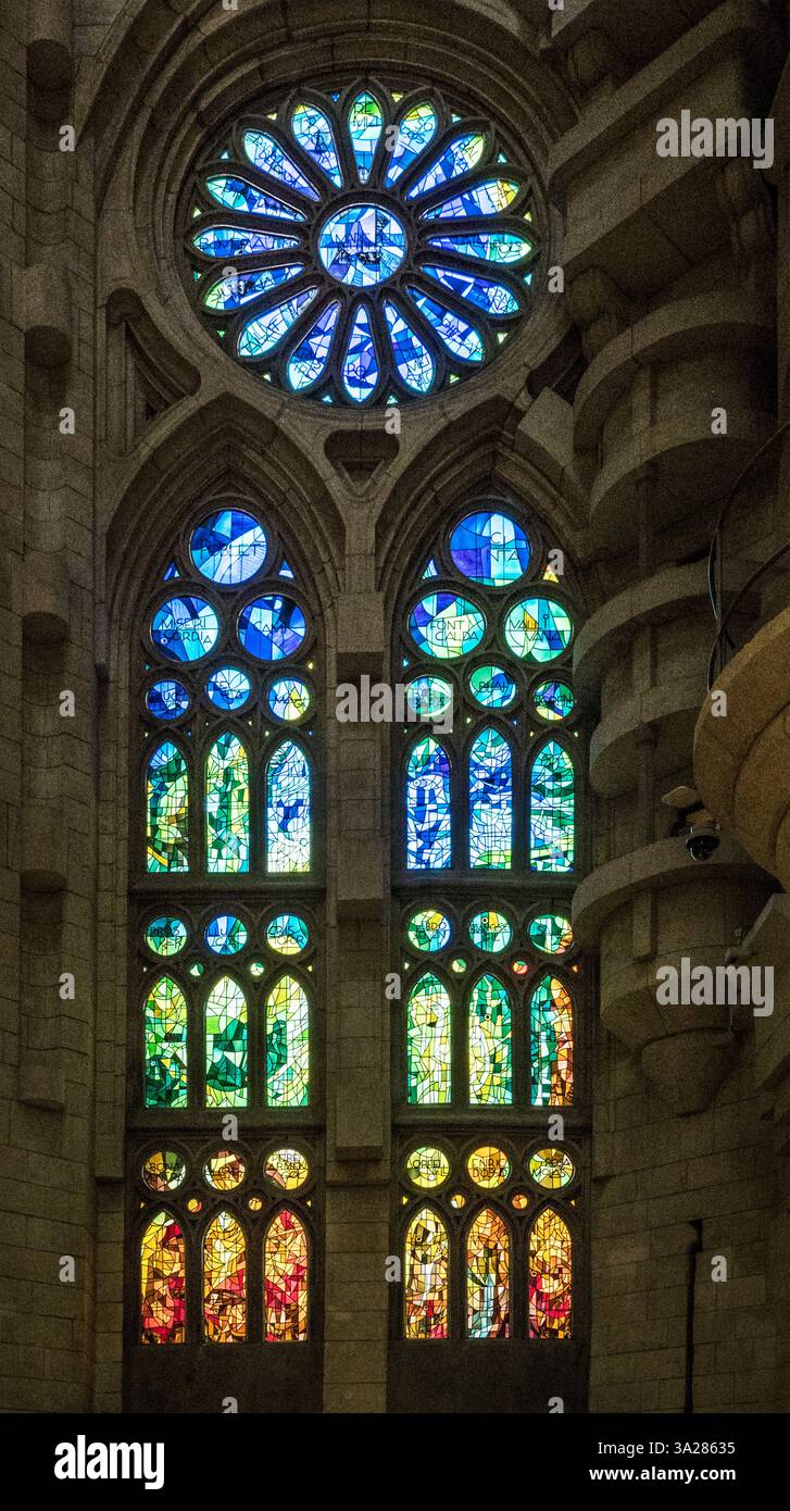 Le vetrate colorate di Joan Vila-Grau nella Sagrada Familia a Barcellona, Spagna. Foto Stock