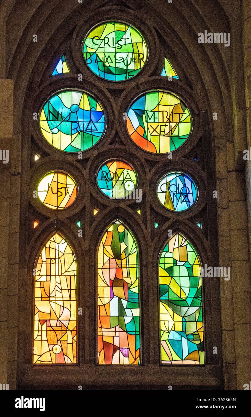 Le vetrate colorate di Joan Vila-Grau nella Sagrada Familia a Barcellona, Spagna. Foto Stock