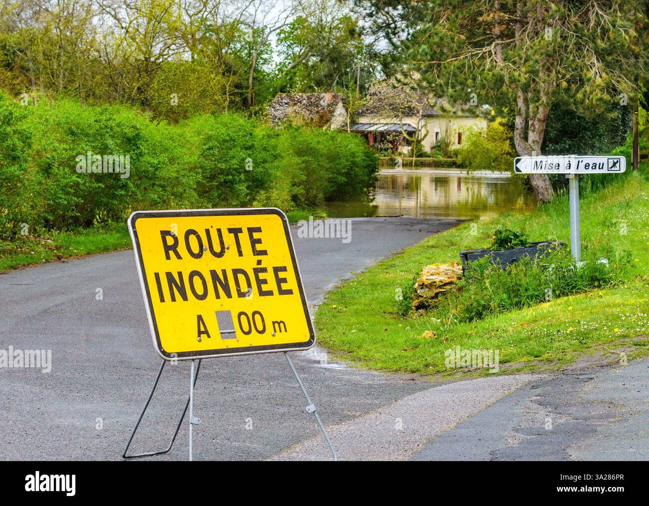 Segnaletica stradale francese segnalazione di inondazioni e strade impraticabili - Yzeures-sur-Creuse, Indre-et-Loire (37), Francia. Foto Stock