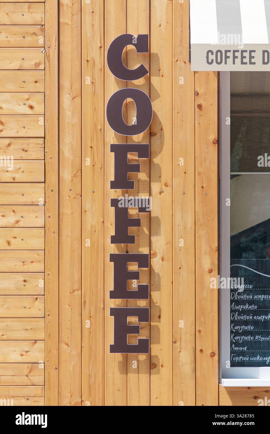 Kropotkin / regione di Krasnodar / Federazione Russa - 29 giugno 2017: La facciata di una caffetteria di strada. Foto Stock