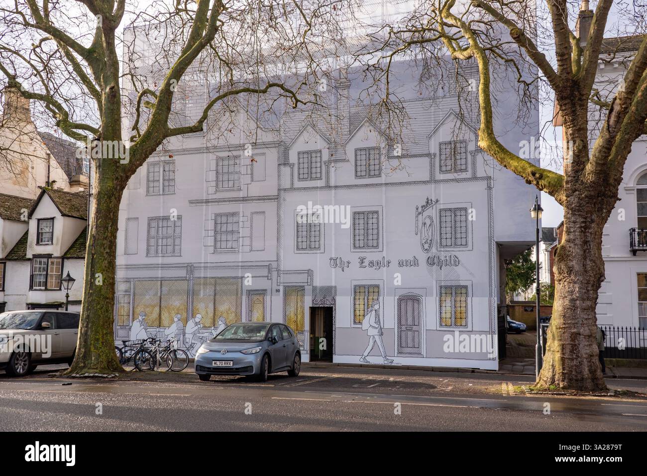 Le opere d'arte coprono il pub Eagle & Child, Oxford, dove il CS Lewis e il JRR Tolkien bevevano. E' in fase di ristrutturazione dopo un periodo di inattività. Foto Stock