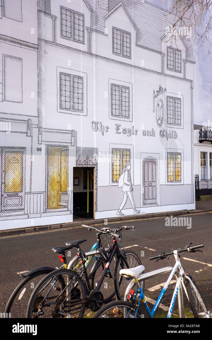 Le opere d'arte coprono il pub Eagle & Child, Oxford, dove il CS Lewis e il JRR Tolkien bevevano. E' in fase di ristrutturazione dopo un periodo di inattività. Foto Stock