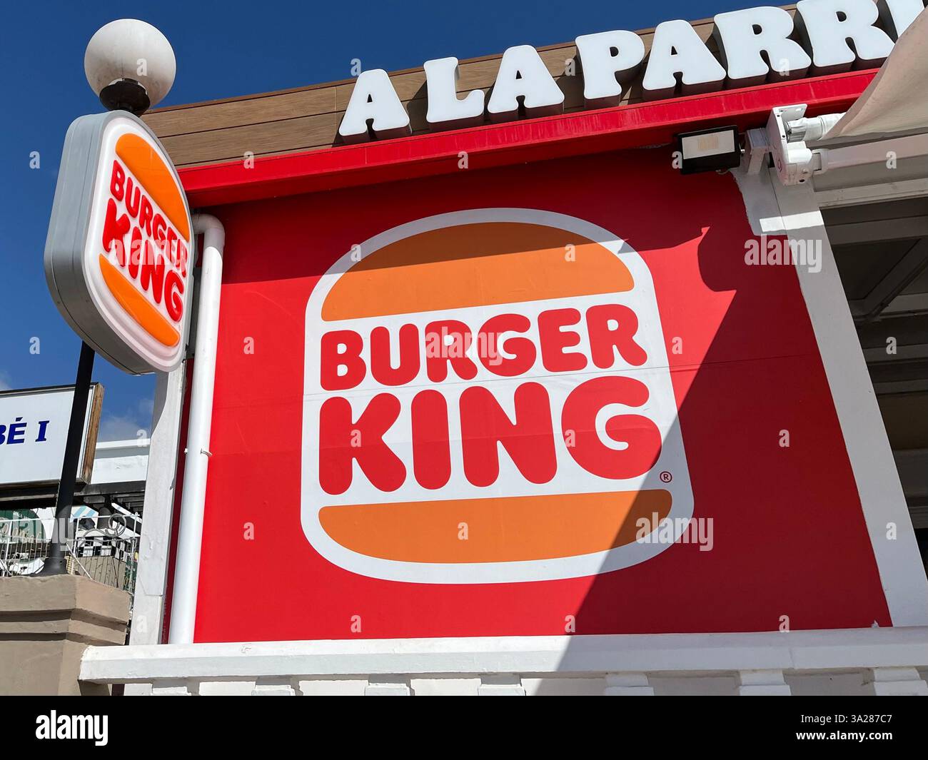Cartello Burger King sul lungomare di Costa Adeje. Tenerife, Isole Canarie, Spagna. 30 gennaio 2025. - Immagine stock catturata con smartphone