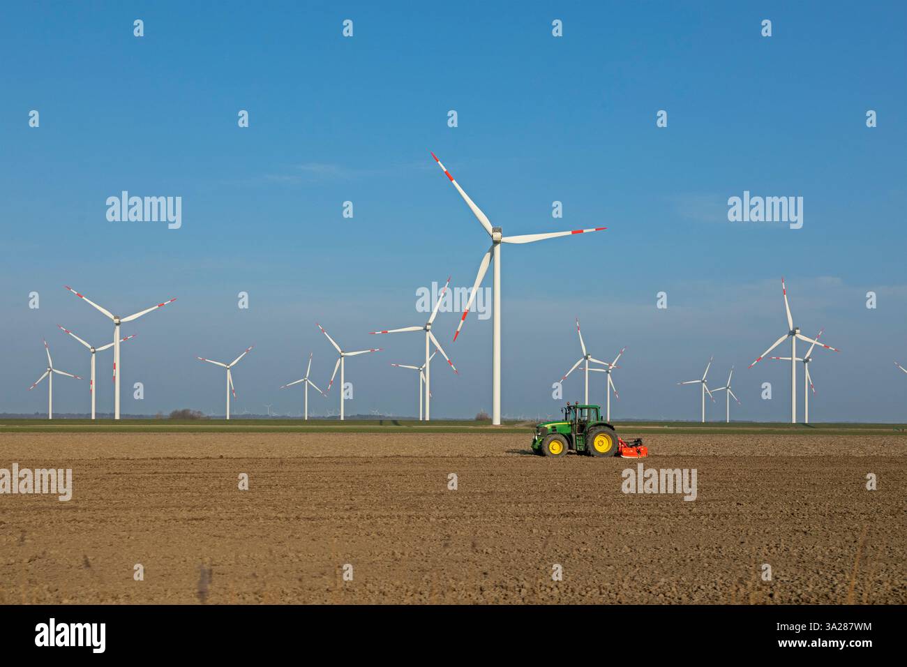 Parco eolico, centrali eoliche, trattore, Reußenköge, Frisia settentrionale, Schleswig-Holstein, Germania Foto Stock