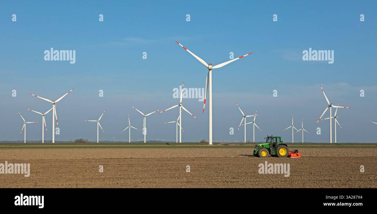 Parco eolico, centrali eoliche, trattore, Reußenköge, Frisia settentrionale, Schleswig-Holstein, Germania Foto Stock