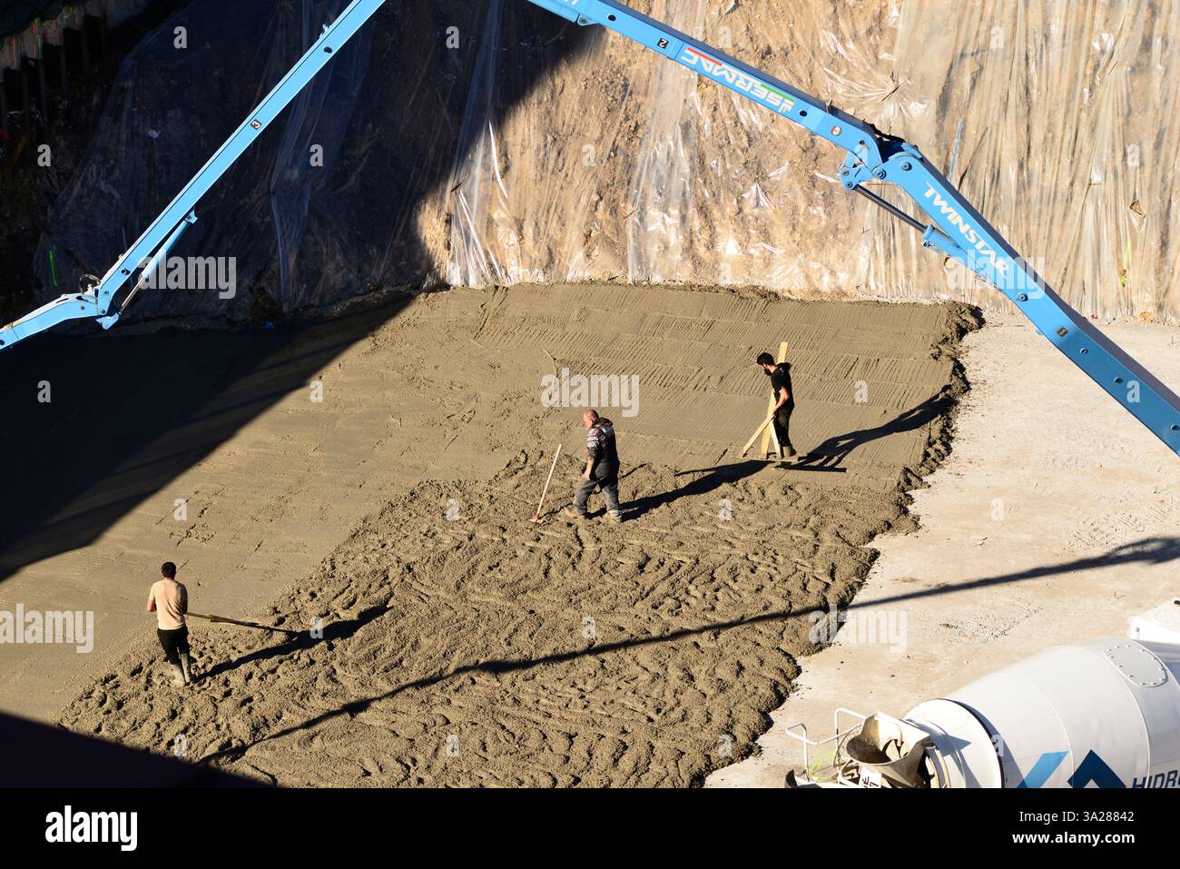versamento di calcestruzzo, cantieri edili, lavoratori, costruttori, lavori, sviluppo, imprese, cattive condizioni di lavoro, professioni, Sofia Bulgaria, Balcani UE Foto Stock