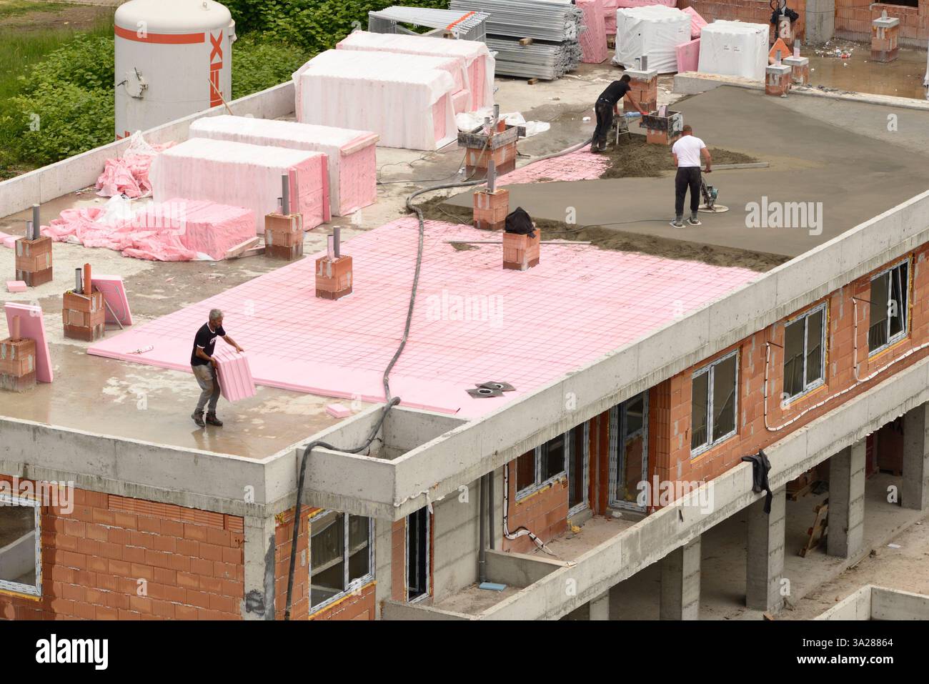 versamento di calcestruzzo, cantieri edili, lavoratori, costruttori, lavori, sviluppo, imprese, cattive condizioni di lavoro, professioni, Sofia Bulgaria, Balcani UE Foto Stock