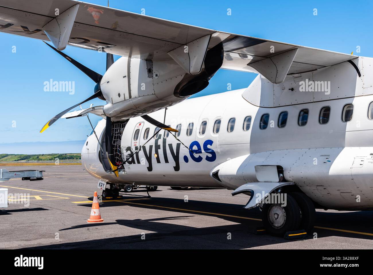 Ponta Delgada, Portogallo - 30 giugno 2022: Aeromobili Airfly ATR 72-600 parcheggiati sull'asfalto dell'aeroporto, con motore turboelica, dettagli alare e l Foto Stock