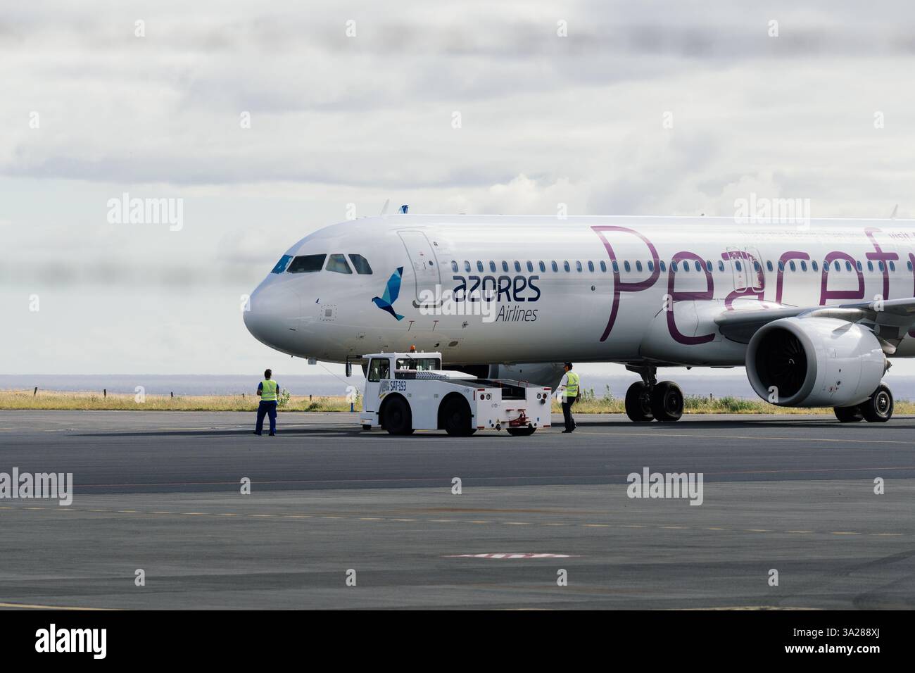 Ponta Delgada, Portogallo - 9 luglio 2022: Un aereo passeggeri della Azores Airlines servito da equipaggio di terra in un aeroporto, in preparazione del suo prossimo volo Foto Stock