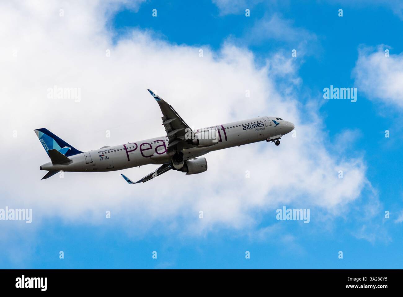 Ponta Delgada, Portogallo - 9 luglio 2022: Azores Airlines Airbus A321 decolla di fronte a un cielo blu con nuvole, visto nelle Azzorre, Portogallo. Foto Stock