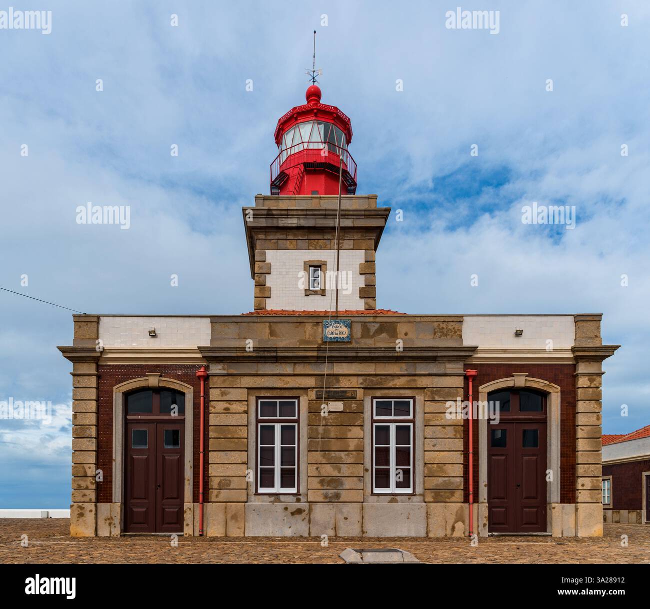 Sintra, Portogallo - 31 ottobre 2022: Uno scatto a livello degli occhi del faro di Cabo da Roca, Portogallo, caratterizzato da un cielo nuvoloso. Foto Stock
