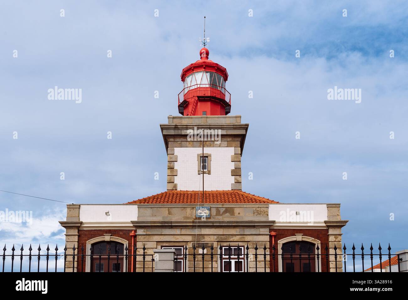 Sintra, Portogallo - 31 ottobre 2022: Uno scatto a livello degli occhi del faro di Cabo da Roca, Portogallo, caratterizzato da un cielo nuvoloso. Foto Stock