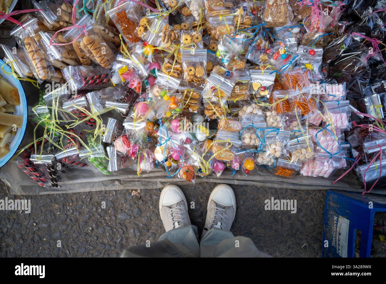 Luang Prabang Market Snacks, Laos. Dolci confezionati, prelibatezze locali. Foto Stock