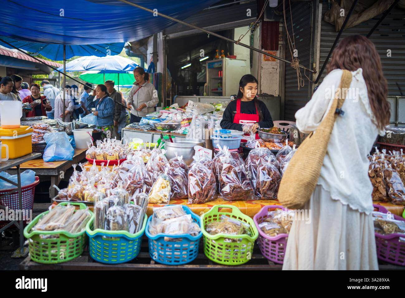 Luang Prabang Market Snacks, Laos. Dolci confezionati, prelibatezze locali Foto Stock