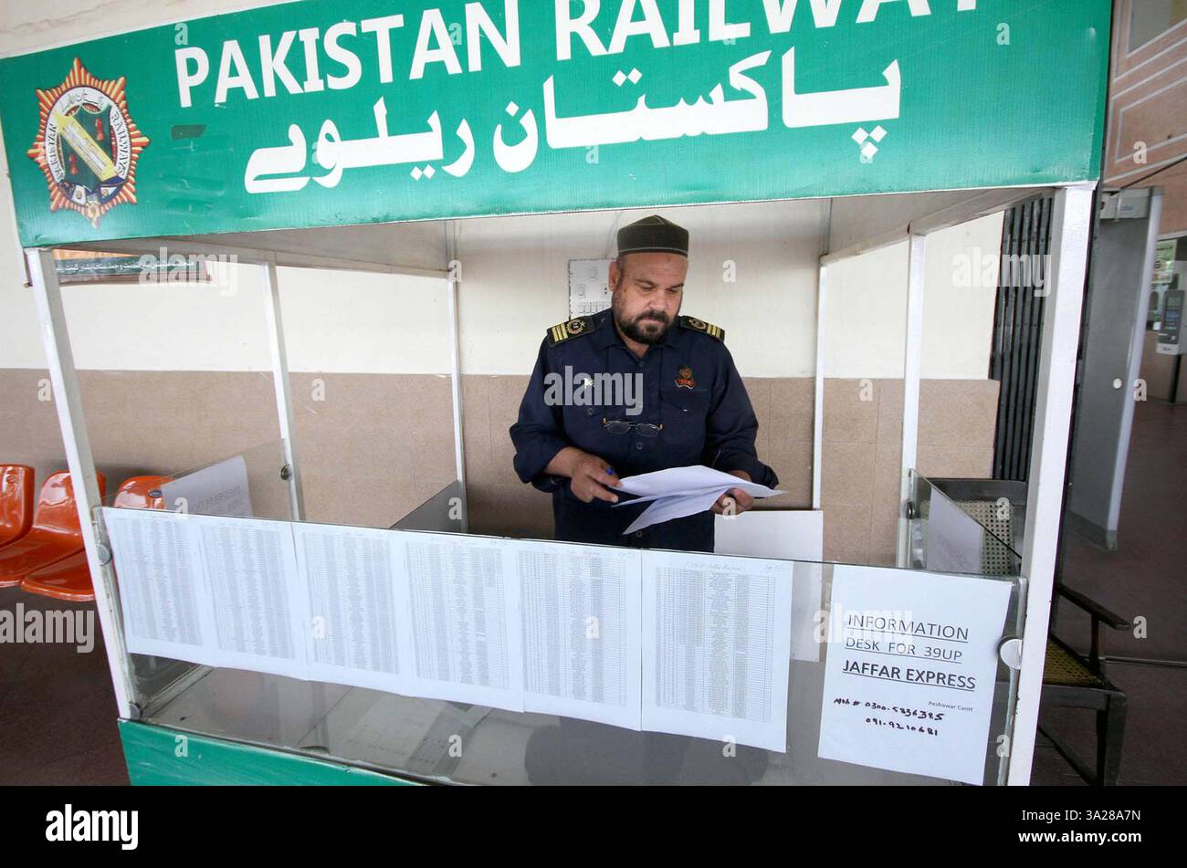 Veduta del banco informazioni allestito presso la stazione ferroviaria di Cantt per fornire aggiornamenti sui passeggeri su Jaffar Express in Balochistan, a Peshawar mercoledì 12 marzo 2025. L'operazione militare pakistana ha salvato 190 passeggeri e ucciso 30 terroristi, il giorno dopo un attacco a un treno in Balochistan. Il Jaffar Express, con circa 450 persone a bordo, stava viaggiando a nord da Quetta a Peshawar, quando è stato attaccato martedì da una bomba e da una pistola. Mentre l'operazione continua oltre 24 ore, il treno rimane bloccato in un tunnel vicino a Sibbi, Foto Stock
