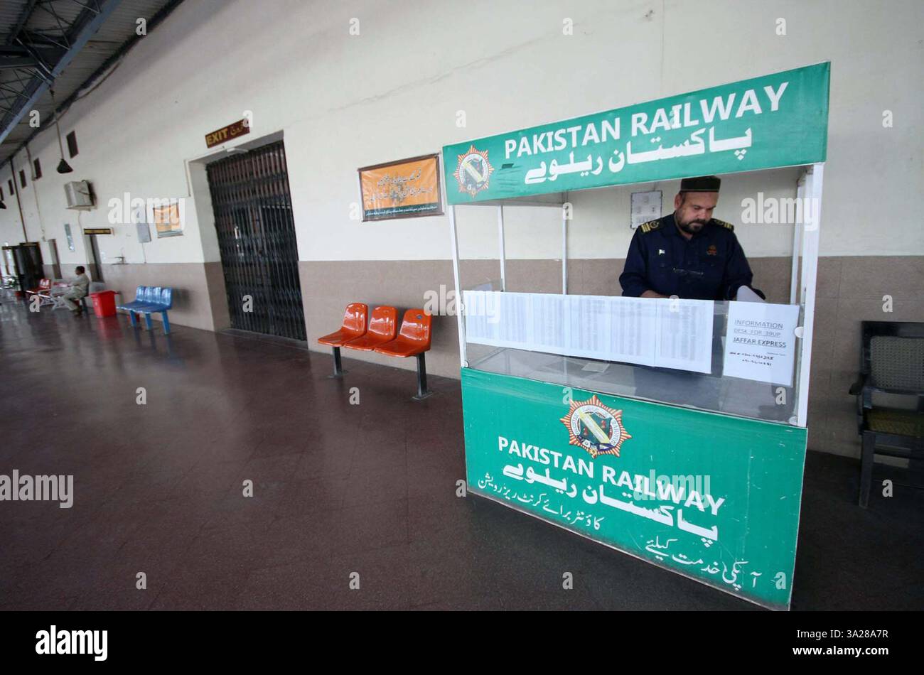 Veduta del banco informazioni allestito presso la stazione ferroviaria di Cantt per fornire aggiornamenti sui passeggeri su Jaffar Express in Balochistan, a Peshawar mercoledì 12 marzo 2025. L'operazione militare pakistana ha salvato 190 passeggeri e ucciso 30 terroristi, il giorno dopo un attacco a un treno in Balochistan. Il Jaffar Express, con circa 450 persone a bordo, stava viaggiando a nord da Quetta a Peshawar, quando è stato attaccato martedì da una bomba e da una pistola. Mentre l'operazione continua oltre 24 ore, il treno rimane bloccato in un tunnel vicino a Sibbi, Foto Stock