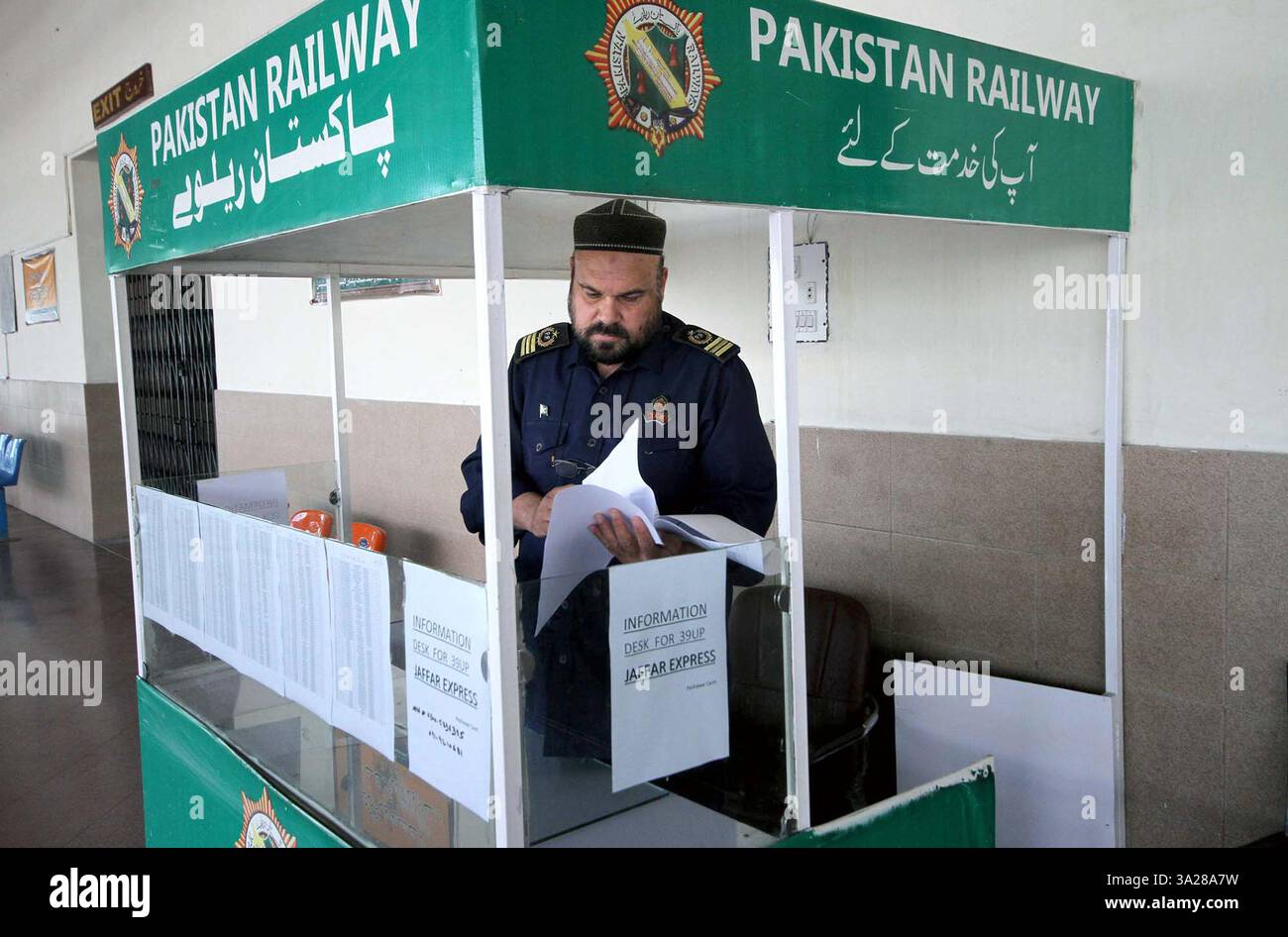 Veduta del banco informazioni allestito presso la stazione ferroviaria di Cantt per fornire aggiornamenti sui passeggeri su Jaffar Express in Balochistan, a Peshawar mercoledì 12 marzo 2025. L'operazione militare pakistana ha salvato 190 passeggeri e ucciso 30 terroristi, il giorno dopo un attacco a un treno in Balochistan. Il Jaffar Express, con circa 450 persone a bordo, stava viaggiando a nord da Quetta a Peshawar, quando è stato attaccato martedì da una bomba e da una pistola. Mentre l'operazione continua oltre 24 ore, il treno rimane bloccato in un tunnel vicino a Sibbi, Foto Stock