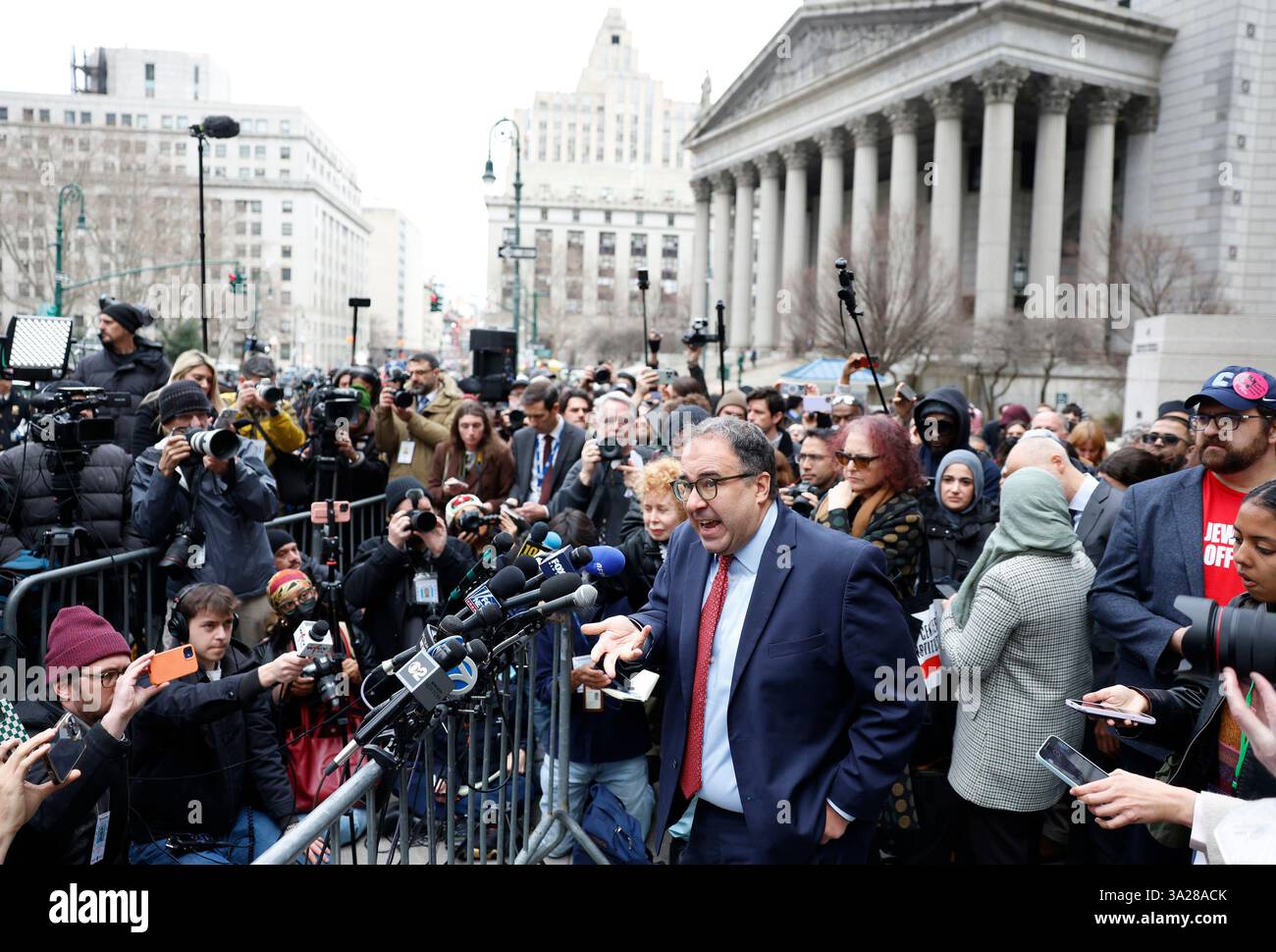 New York, Stati Uniti. 12 marzo 2025. Baher Azmy, il direttore legale del Center of Constitutional Rights, parla ai sostenitori di Mahmoud Khalil fuori dal tribunale degli Stati Uniti a New York City mercoledì 12 marzo 2025. Gli agenti dell'immigrazione ICE hanno arrestato Khail dopo che il presidente Donald Trump ha promesso di deportare i manifestanti studenteschi stranieri filo-palestinesi. Foto di John Angelillo/UPI credito: UPI/Alamy Live News Foto Stock