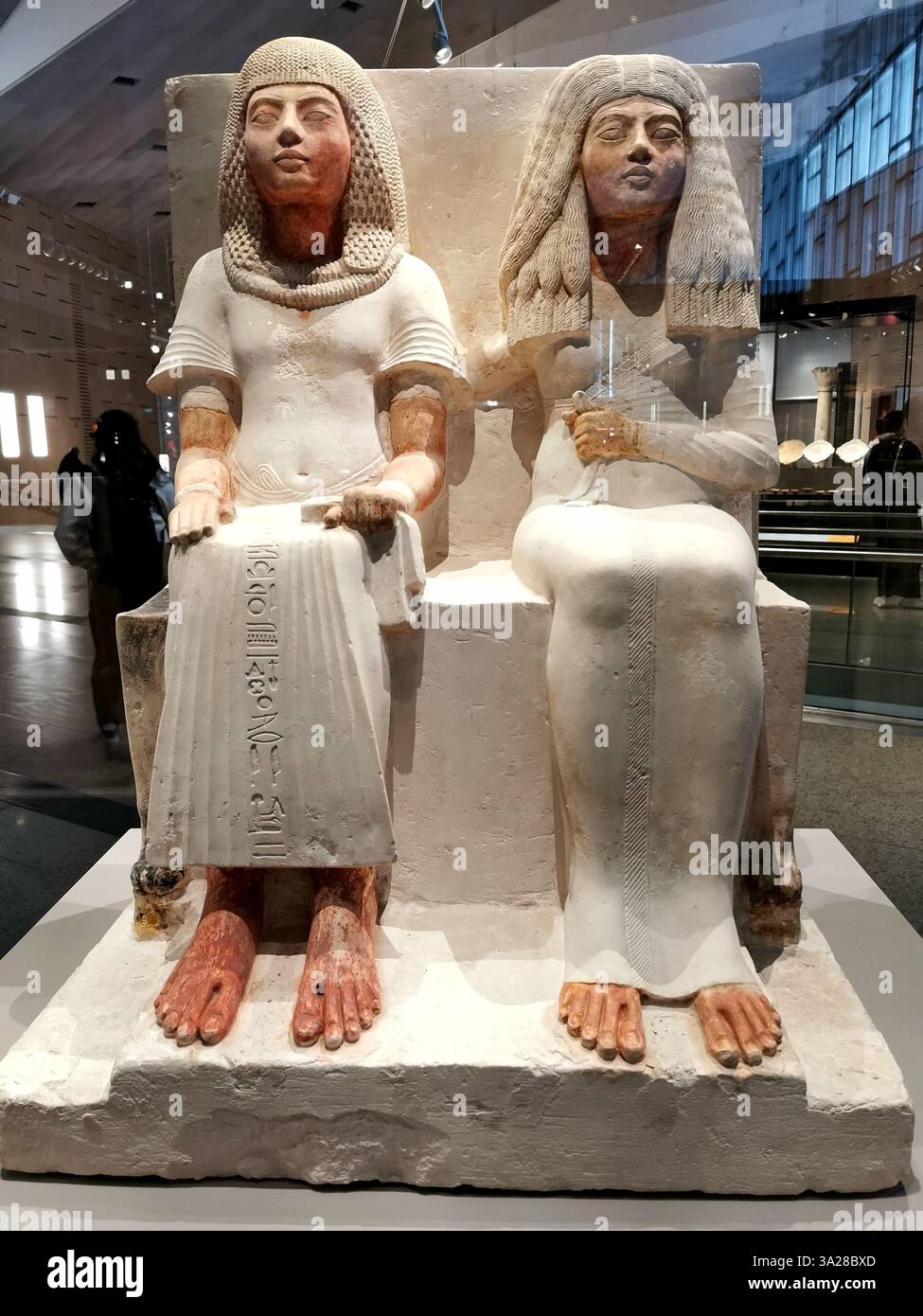 Statua di Meryre e Iniuy della XVIII dinastia: Un tenero abbraccio immortala l'antico amore egizio presso la mostra del Grand Egyptian Museum. Foto Stock