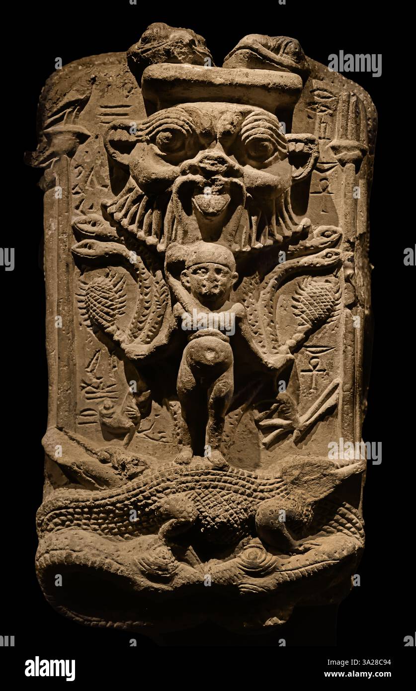 Stele di Horus II secolo a.C. ( oggetto religioso o culto ) Egitto. Calcare, 26 x 15 x 11 cm, Foto Stock