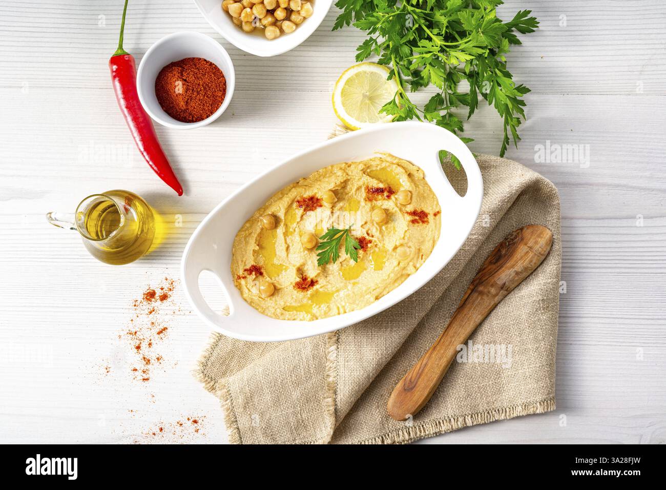 Pasta di hummus con limone e peperoncino su sfondo bianco Foto Stock