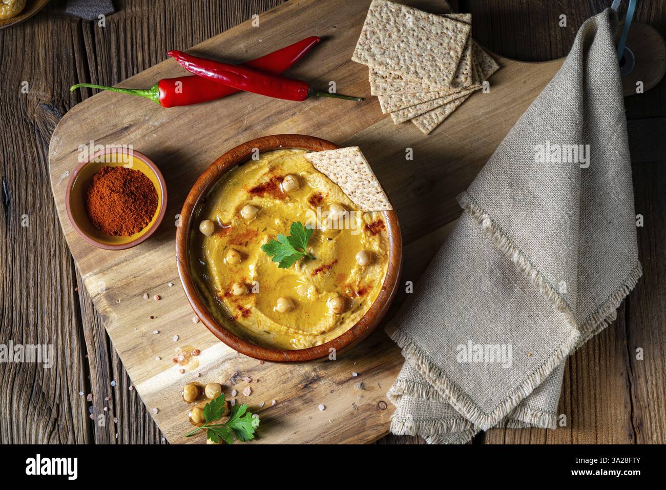 Deliziosa pasta di hummus con limone e peperoncino Foto Stock