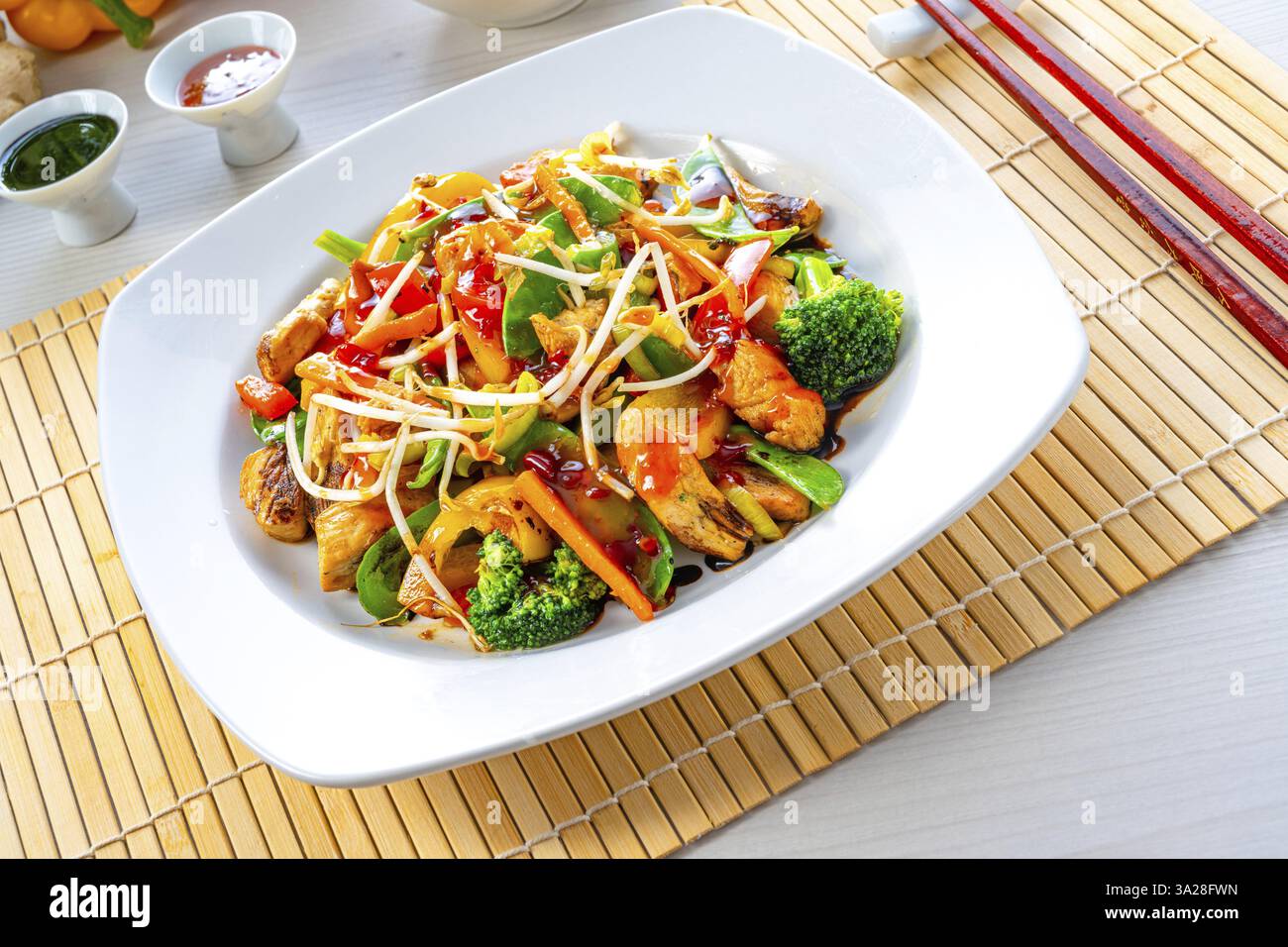 Pollo dolce e salato con riso e verdure Foto Stock