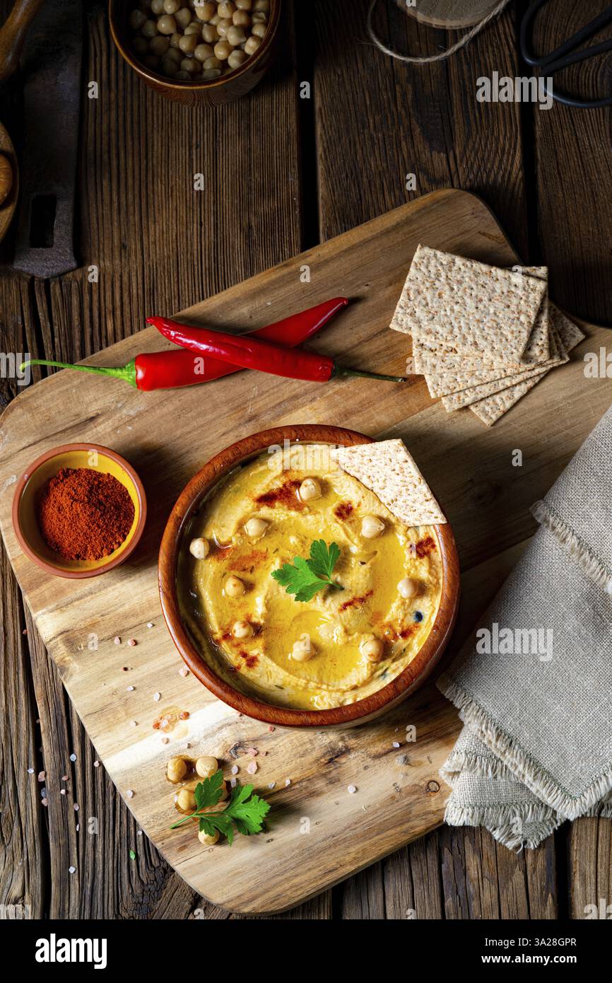 Deliziosa pasta di hummus con limone e peperoncino Foto Stock