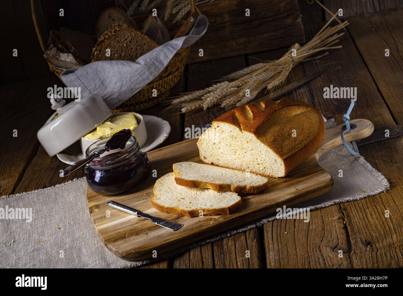 Pane bianco con burro e deliziosa marmellata Foto Stock