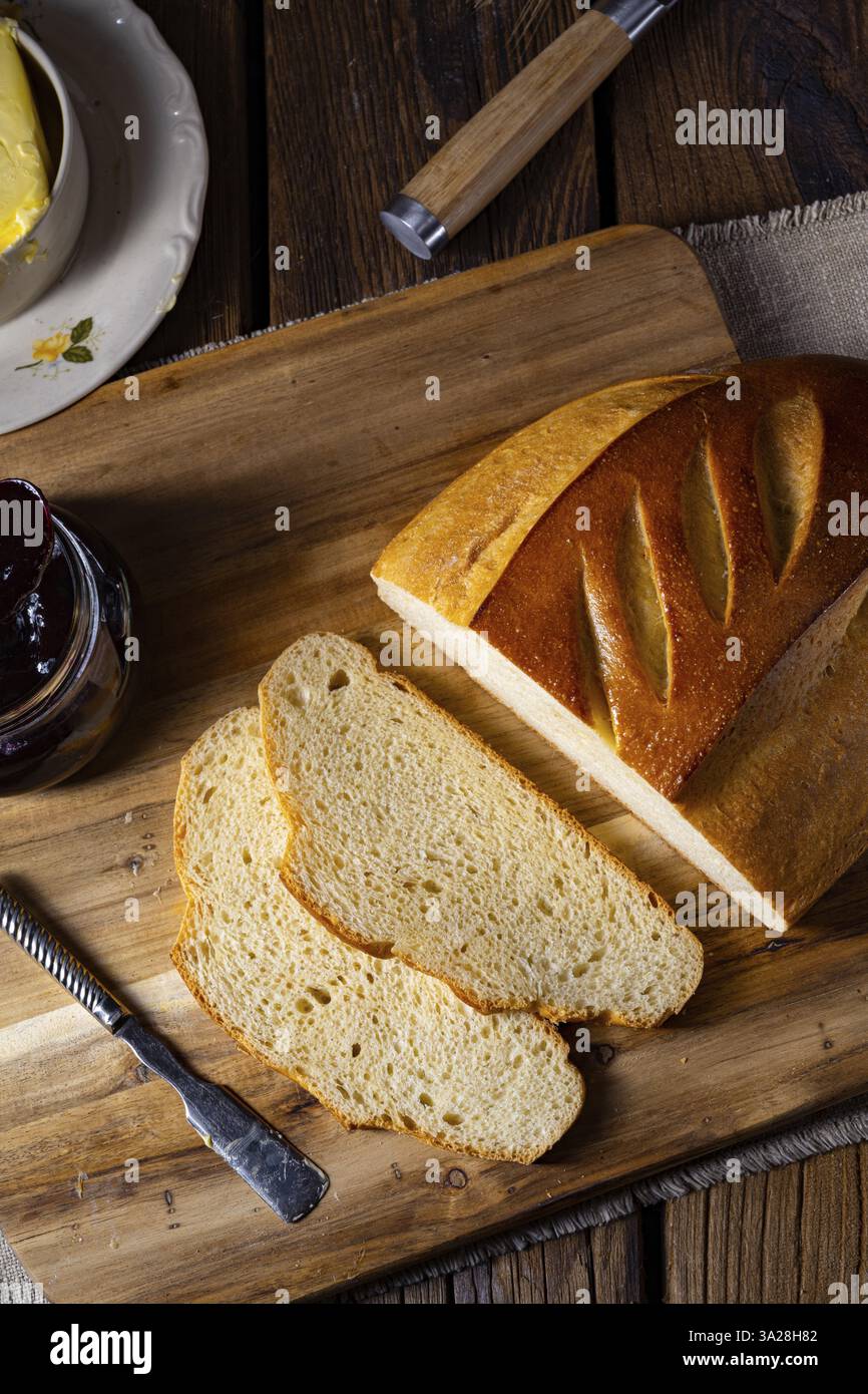 Pane bianco con burro e deliziosa marmellata Foto Stock
