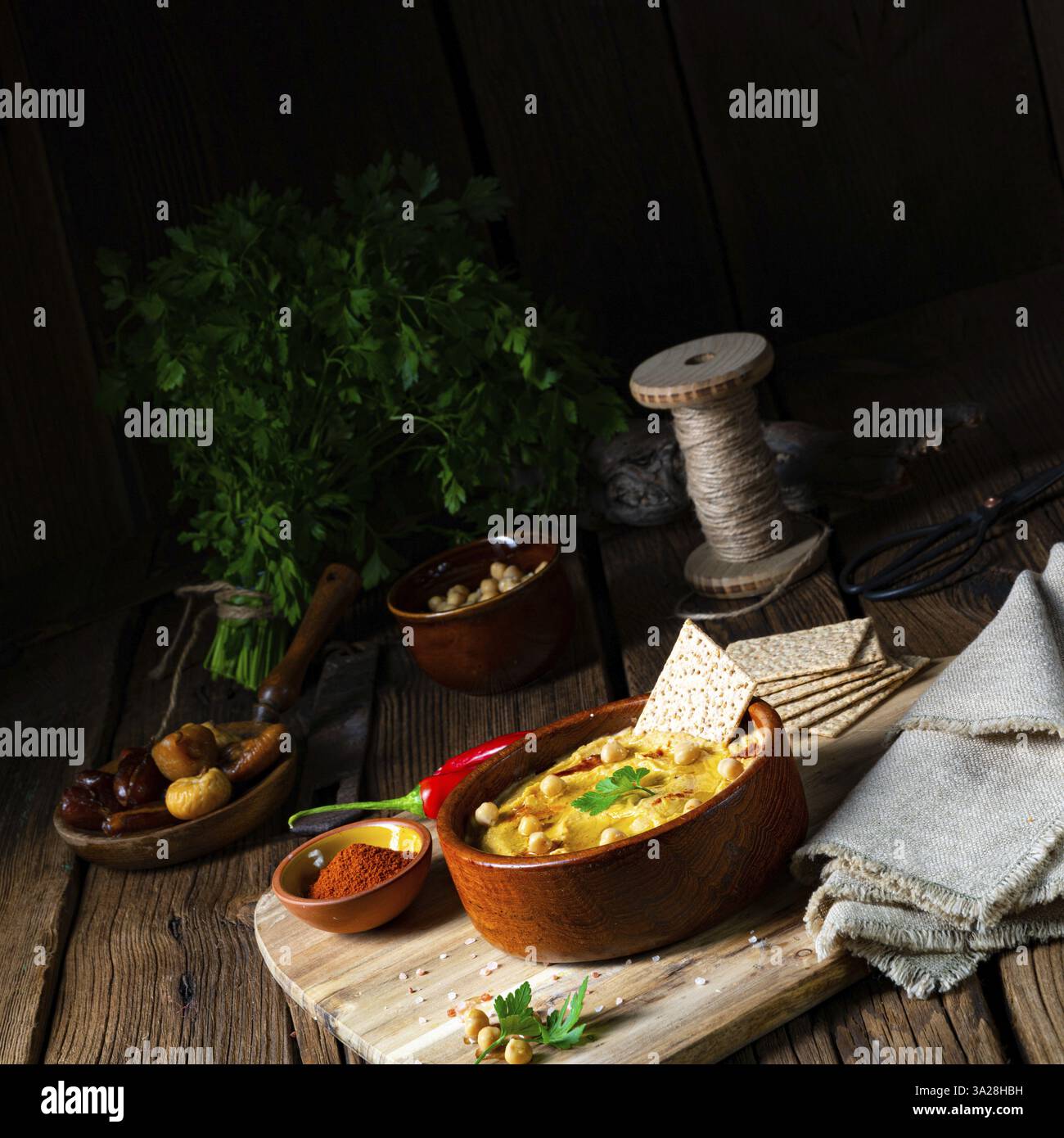 Deliziosa pasta di hummus con limone e peperoncino Foto Stock