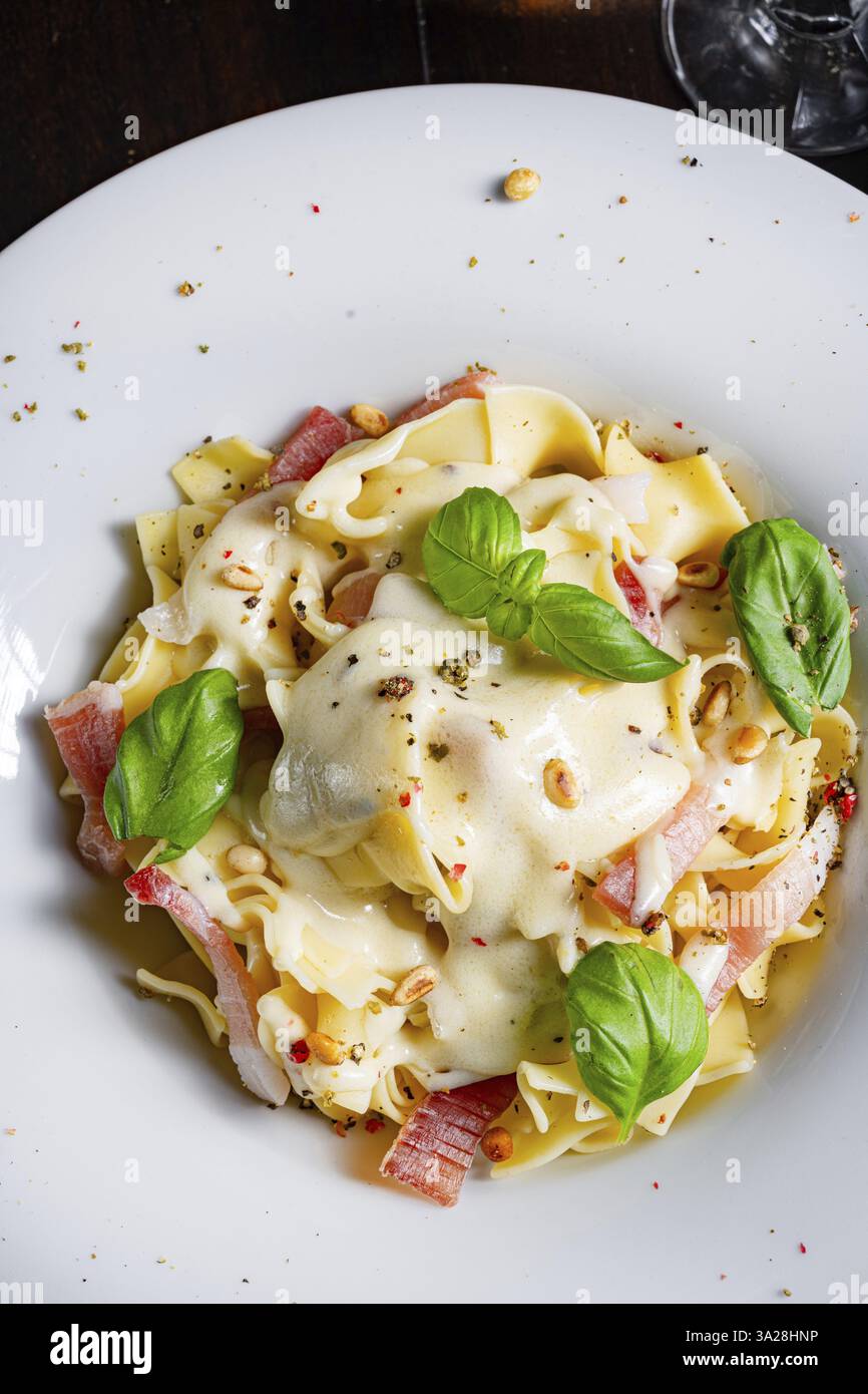 Tagliatelle con salsa Gorgonzola Masarpone e prosciutto Foto Stock