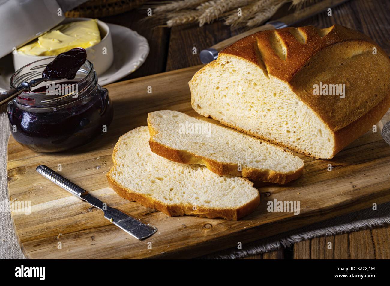 Pane bianco con burro e deliziosa marmellata Foto Stock