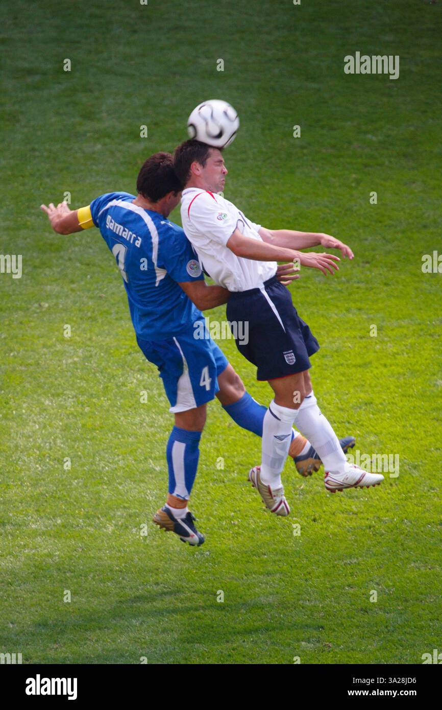 Michael Owen dell'Inghilterra (R) dirige la palla contro il capitano della squadra paraguaiana Carlos Gamarra (L) durante una partita del gruppo B della Coppa del mondo FIFA il 10 giugno 2006 a Francoforte, Germania. Solo per uso editoriale. Uso commerciale vietato. (Fotografia di Jonathan Paul Larsen / Diadem Images) Foto Stock Michael Owen dell'Inghilterra (R) dirige la palla contro il capitano della squadra paraguaiana Carlos Gamarra (L) durante una partita del gruppo B della Coppa del mondo FIFA il 10 giugno 2006 a Francoforte, Germania. Solo per uso editoriale. Uso commerciale vietato. (Fotografia di Jonathan Paul Larsen / Diadem Images) Foto Stock