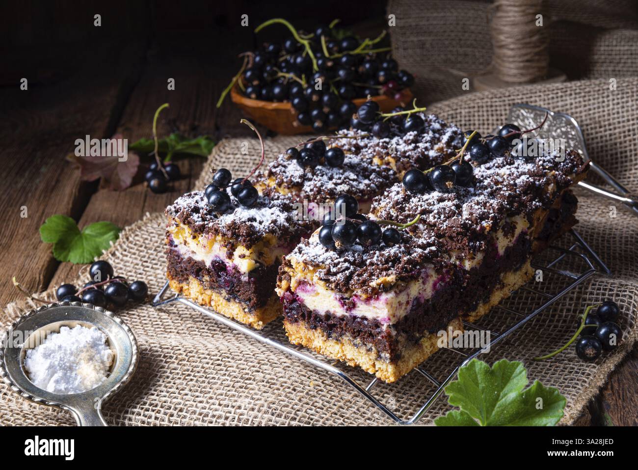 Lucidare la torta di stagno con frutta e pieghe Foto Stock
