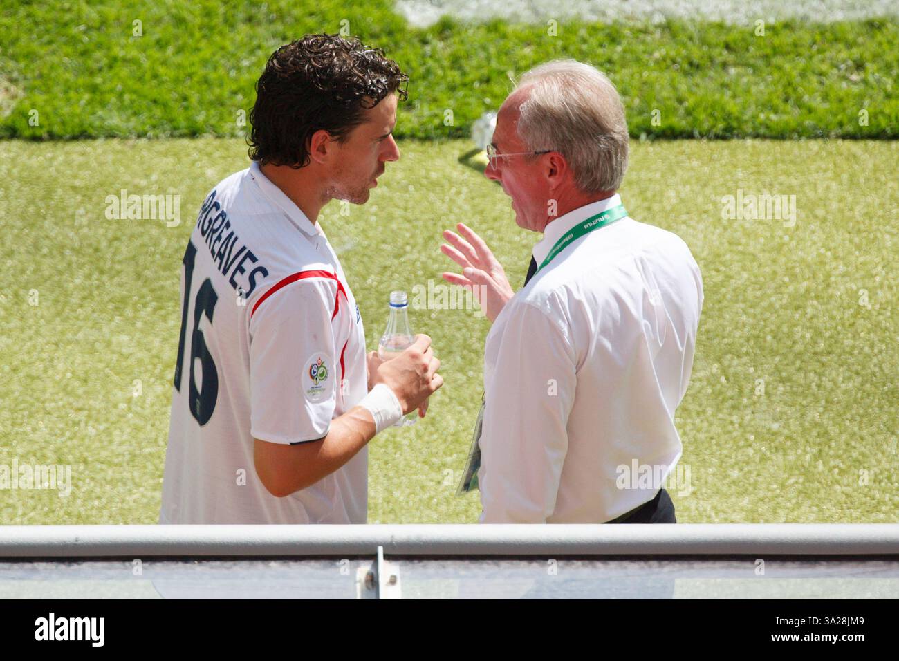 L'allenatore inglese Sven-Goran Eriksson dà la direzione a Owen Hargreaves prima che Hargreaves venga sostituito in una partita del gruppo B della Coppa del mondo FIFA contro il Paraguay il 10 giugno 2006 a Francoforte, Germania. Solo per uso editoriale. Uso commerciale vietato. (Fotografia di Jonathan Paul Larsen / Diadem Images) Foto Stock L'allenatore inglese Sven-Goran Eriksson dà la direzione a Owen Hargreaves prima che Hargreaves venga sostituito in una partita del gruppo B della Coppa del mondo FIFA contro il Paraguay il 10 giugno 2006 a Francoforte, Germania. Solo per uso editoriale. Uso commerciale vietato. (Fotografia di Jonathan Paul Larsen / Diadem Images) Foto Stock