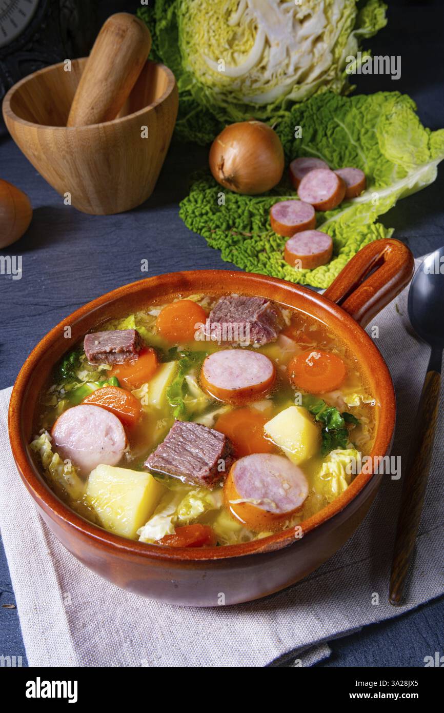 Delizioso stufato di cavolo Savoy in una ciotola rustica Foto Stock