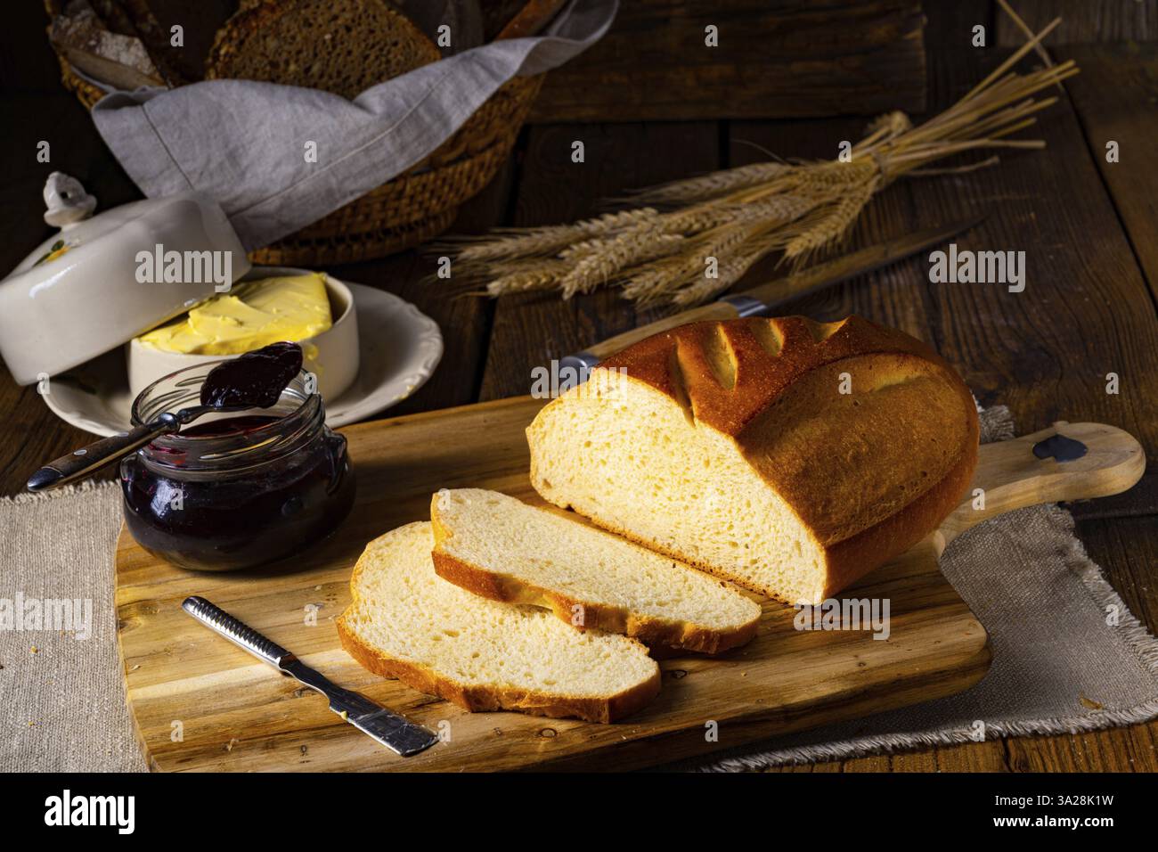 Pane bianco con burro e deliziosa marmellata Foto Stock