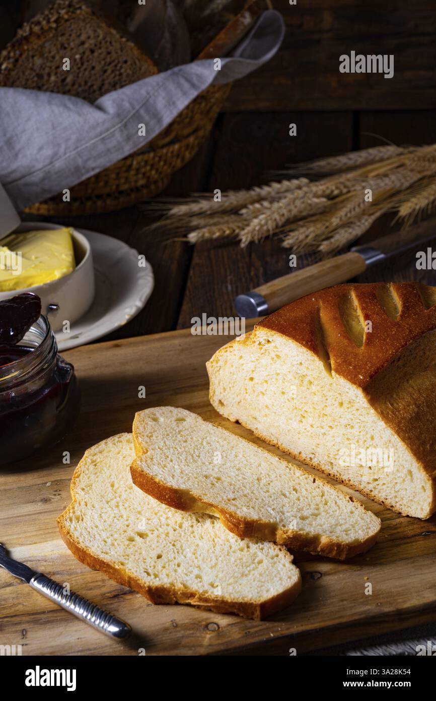 Pane bianco con burro e deliziosa marmellata Foto Stock