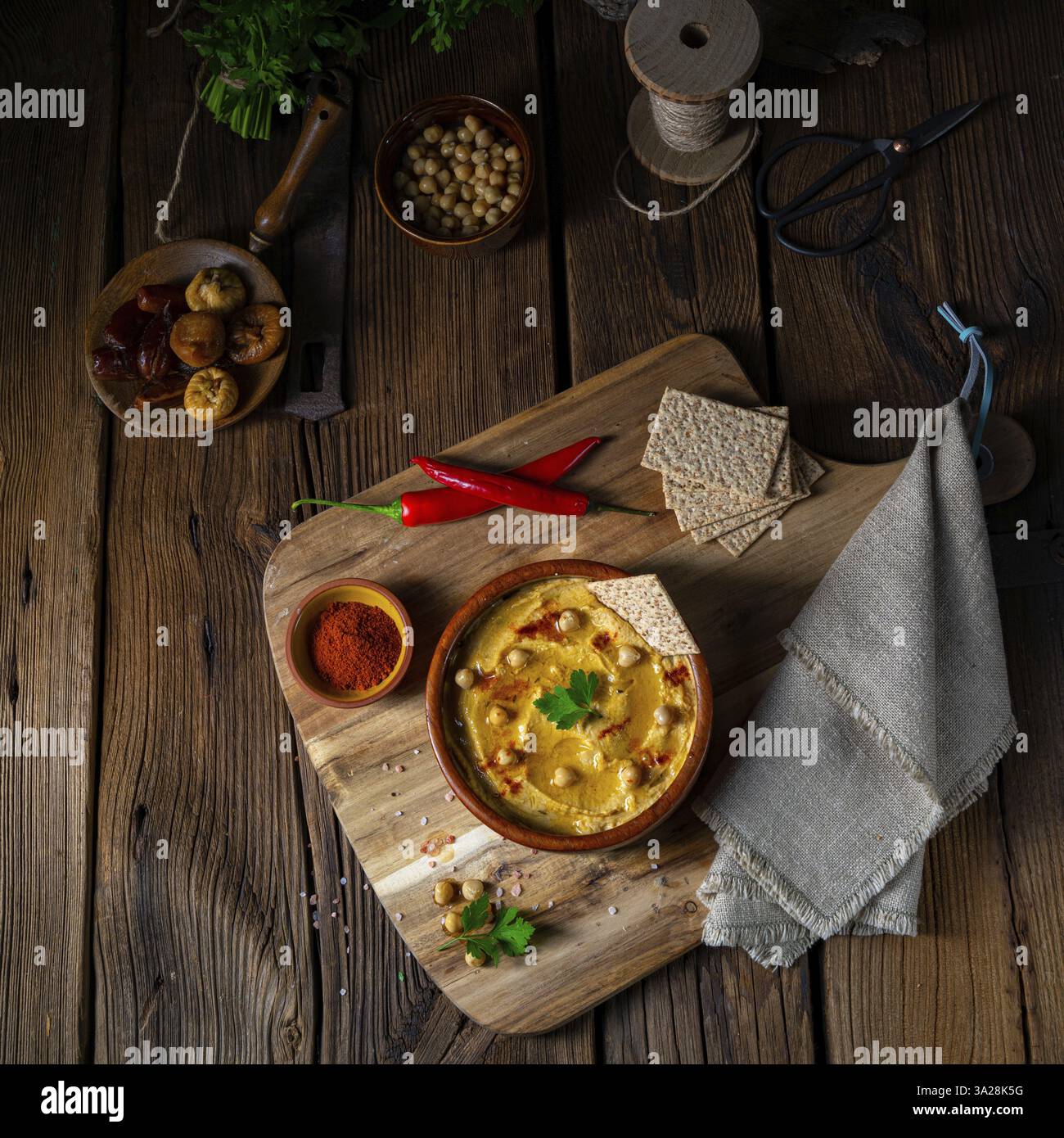 Deliziosa pasta di hummus con limone e peperoncino Foto Stock