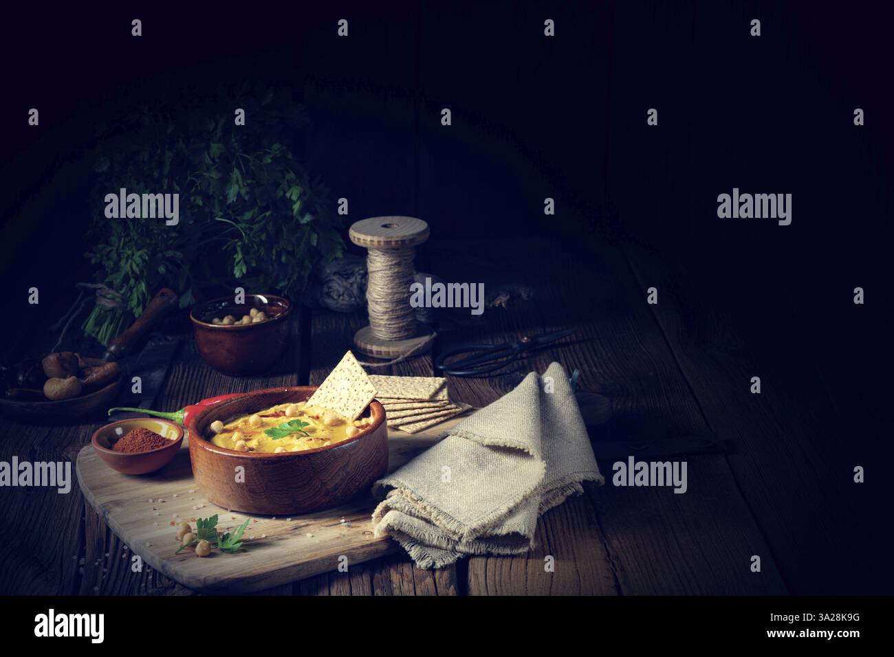 Deliziosa pasta di hummus con limone e peperoncino Foto Stock