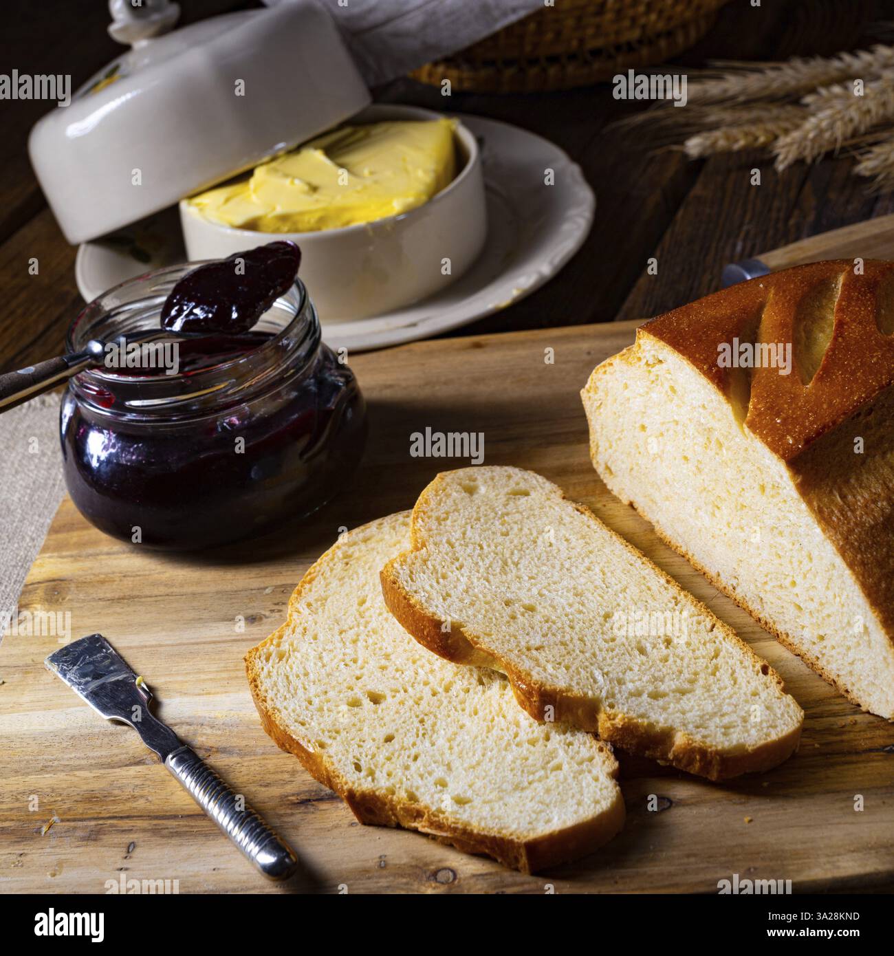 Pane bianco con burro e deliziosa marmellata Foto Stock