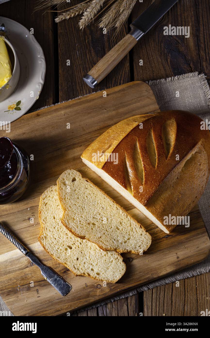 Pane bianco con burro e deliziosa marmellata Foto Stock
